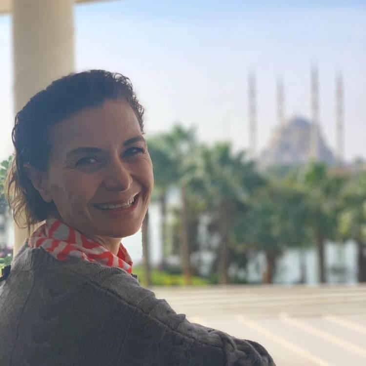 <p><strong><span style="color:#B22222">Hatice Aslan</span><br />
<span style="color:#800080">"Ramazan bayramınız kutlu olsun.<br />
Büyüklerin ellerinden, küçüklerin gözlerinden öperim."</span></strong></p>