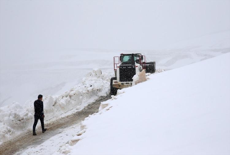 <p>Bitlis'in Tatvan ilçesinde de İl Özel İdaresi karlı mücadele ekiplerinin Nemrut Krater Gölü yolunda kıştan kalan kar birikintileri temizleme çalışmasına etkili olan olumsuz hava koşulları nedeniyle ara verildi.</p>

<p> </p>
