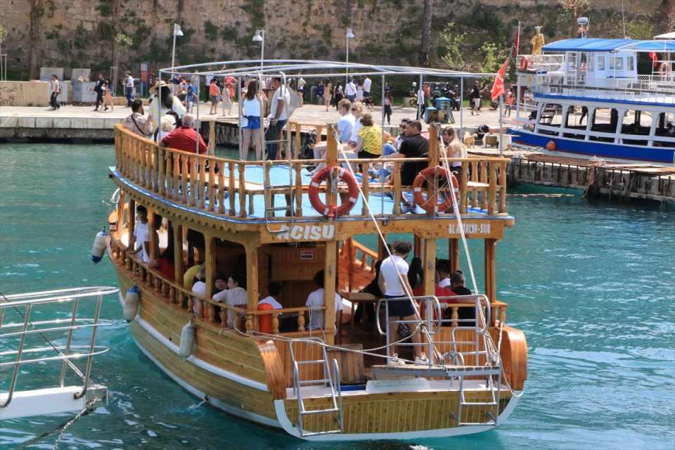 <p>Turizmci Hacı Osman Üçdan da zincir oteller olarak nisan itibarıyla turizmde en iyi sezon olan 2019'un cirosunu geçtiklerini söyledi.</p>
<p> </p>