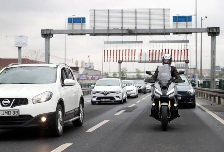<p>Aralarında polis memurlarının da bulunduğu çok sayıda motosiklet tutkunu, o anları cep telefonu kameralarıyla kayıt altına altı. Motosiklet tutkunları, görüntüleri sosyal medya hesaplarından da paylaştı.</p>