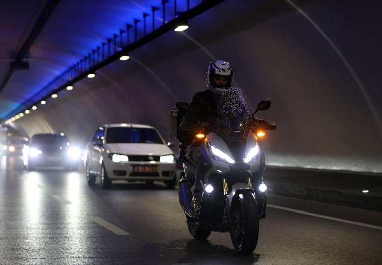 <p>Ulaştırma ve Altyapı Bakanı Adil Karaismailoğlu, Motobike Fuarı'nda Avrasya Tüneli'nin 1 Mayıs itibariyle motosikletli sürücülerin de geçişine açılacağının haberini verdi.</p>
