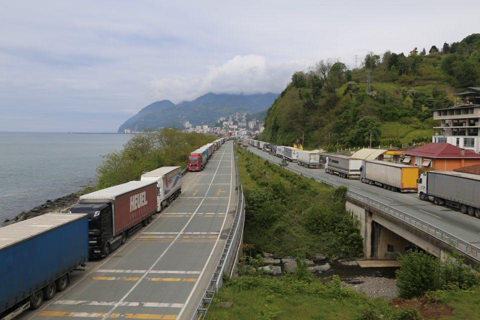 <p>Başta Türkler olmak üzere yabancı uyruklu tırları tır parklarına çevre yollarında bekletiyor. Bu da bir mağduriyet oluşturuyor, rekabetimizi ve ticaretimizi olumsuz etkiliyor" ifadelerini kullandı.</p>
