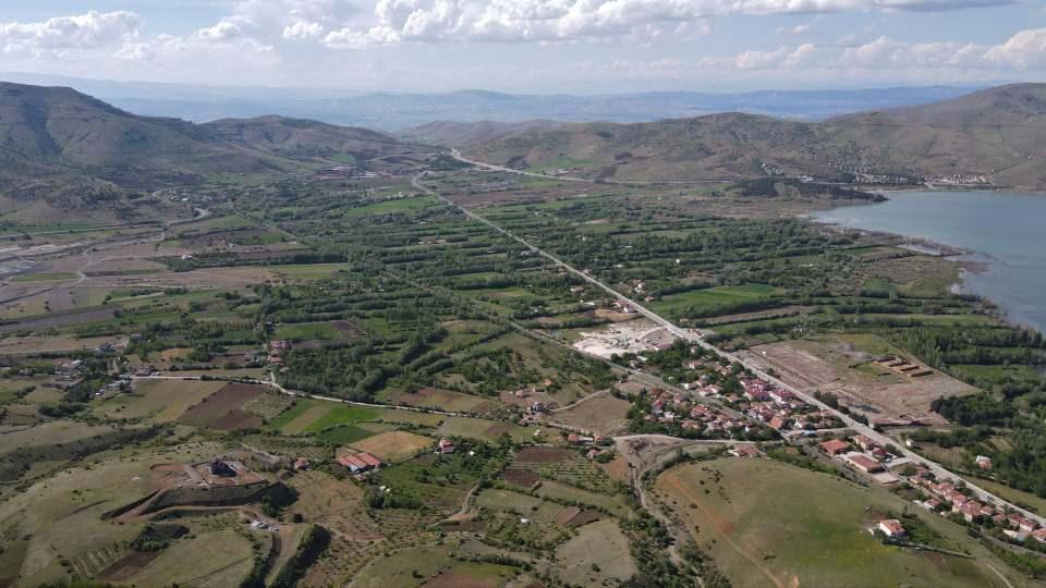 <p>Tavşan adası ya da martı adası diye geçen onun hemen yanında bir batık kentimiz var. Ormanlık alanlarımız mevcut. </p>
