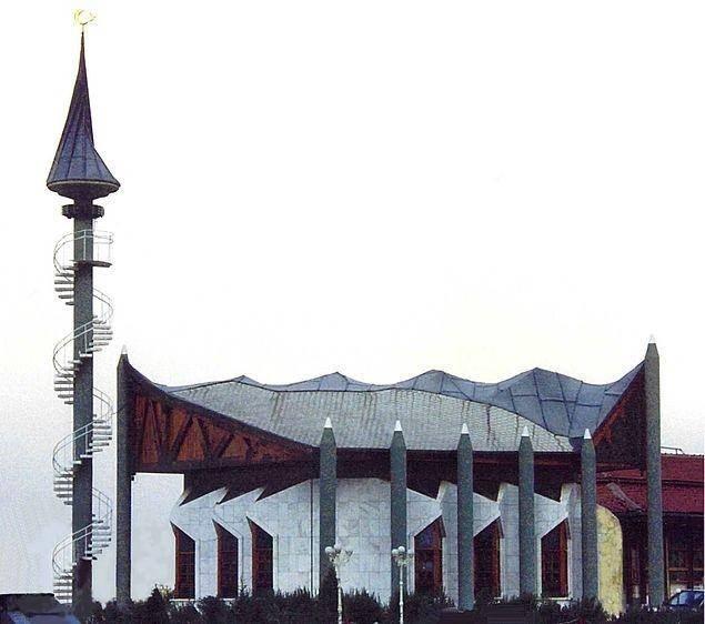 <p><strong>Eyüp Yıldız Camii (1996)</strong><br />
<br />
Çelik Erengezgin tarafından tasarlanan cami, Bursa'nın Nilüfer ilçesinde bir benzinliğin yanında adeta 'mola yeri camii' olarak hizmet veriyor.</p>

<p> </p>
