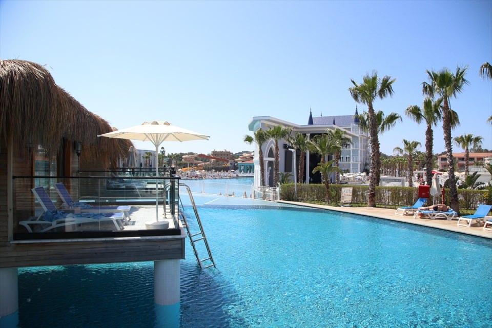 <p>Geçen yılın aynı döneminde 423 bin 773 yabancı turistin geldiği Antalya'da, bu yıl, geçen yılın aynı dönemine göre yüzde 162 artış kaydedildi.</p>
<p> </p>