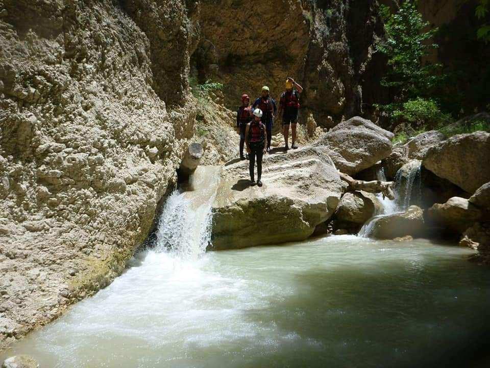 <p>Kanyonun zeminindeki tatlı su kaynaklarında çay balıkları ve yengeçler yaşıyor. Trekking yapanların yaklaşık 3 saatini alan vadi akan görkemli şelaleleriyle görülmeye değer bir doğa harikası olarak yerli yabancı turistlerin uğrak yeri haline gelecek.<br />
<br />
Emecik Kanyonu yapılacak proje ile daha verimli hale getirilecek. Doğa harikası Emecik Kanyonu tesadüfen 2015 yılında bölgedeki bir çobanın koyunlarının buraya kaçması ile yapılana arama çalışmalarında tesadüfen bulunduğu belirtildi. Doğa Turizmine kazandırılmak üzere hazırlanan projenin tanıtımı için video görseli hazırlandı.</p>
<p> </p>