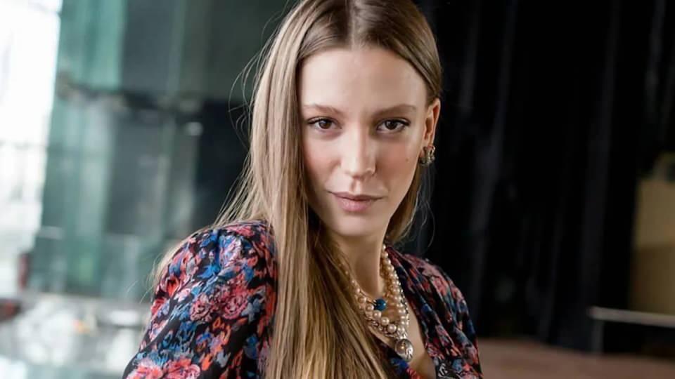 <p><strong>Serenay Sarıkaya: Model & Oyuncu – 8 Milyon $</strong><br />
<br />
Güzellik yarışmasında derece alarak sanat camiasına adım atan Serenay Sarıkaya, kariyer basamaklarını üçer beşer tırmanarak zirveye ulaşmayı başardı. </p>
