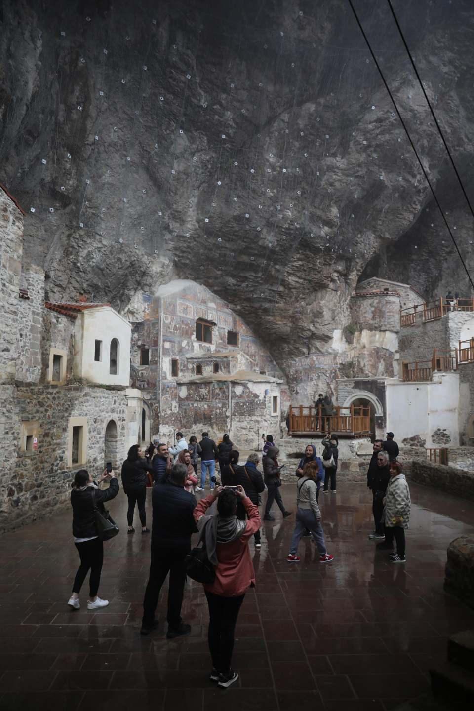 <p>ŞAİR TÜRKÜLERLE KARŞILIYOR</p>

<p>Manastıra gelenler araçlarını otoparka bıraktıktan sonra toplu taşıma araçları ile tarihi mekanın girişine taşınıyor. Burada kemençe çalan yöre şairi tarafından türkülerle karşılanan ziyaretçiler, zemini ahşap kaplı patika yol ve merdivenleri tırmanarak manastıra ulaşıyor. </p>

