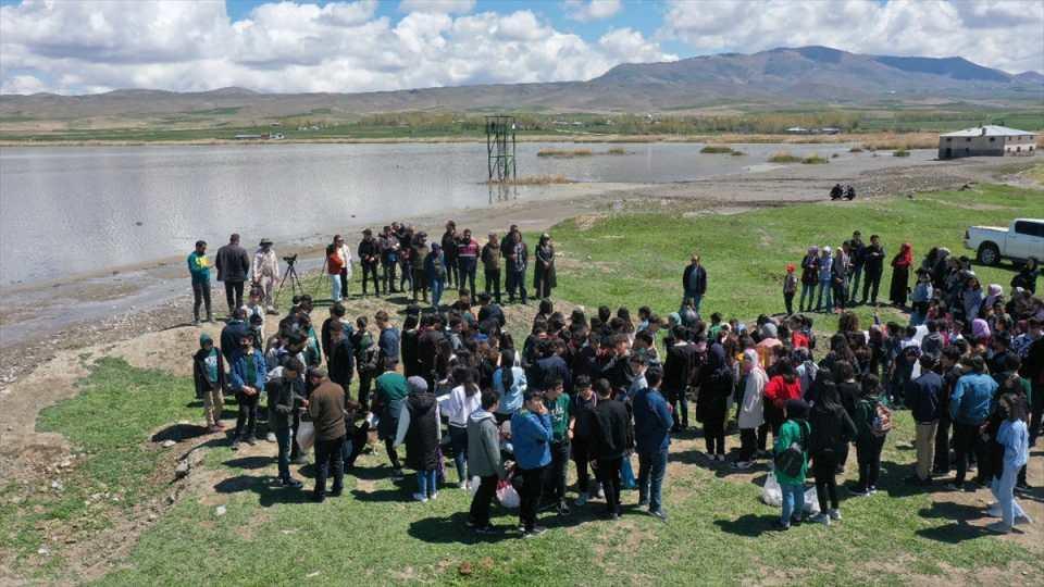 <p>Merkez Müdürü Prof. Dr. Lokman Aslan, AA muhabirine, "Dünya Göçmen Kuşlar Günü" etkinliği kapsamında öğrencilerle bir araya geldiklerini söyledi.</p>
<p> </p>