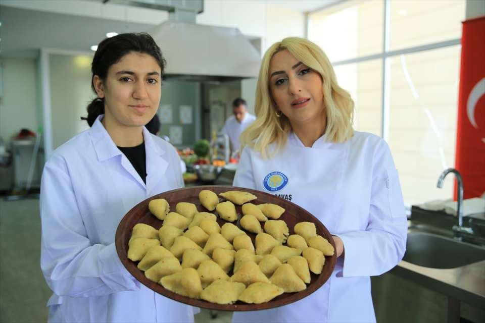<p> İsteyen öğrencilerimiz turizm bölgelerinde de rahat bir şekilde çalışabiliyor. Öğrenci buradan mezun olduğu zaman bir usta kıvamında hem Diyarbakır'da hem de turistik bölgelerde rahat bir şekilde iş bulabiliyor. Mesela az önce bir öğrencimize 7 bin liralık bir iş teklifi geldi. Böyle örneklerimiz çok fazla."</p>