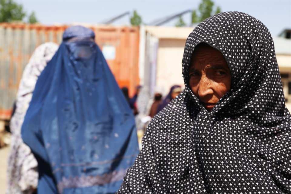 <p>Türkiye ve Afganistan'ın dostu ülkelerden yardımlarını sürdürmesini isteyen Hüseyin Ali, "Ekonomik durumumuz sıfır. Hiçbir şeyimiz yok. Bu yardımı yapanlardan Allah razı olsun. Bunlarla bir süre geçineceğiz, sonrasında Allah büyüktür. İş güç yok. Kuraklık yaşıyoruz." dedi.</p>
<p> </p>