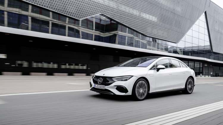 <p>İlk elektrikli sportif sedan Mercedes EQE ile yeni bir dönem başlıyor.</p>

<p>Mercedes-EQ markasının E-Segmenti’ndeki ilk elektrikli sportif sedanı EQE, 2021’deki dünya lansmanının ardından Türkiye’de yollara çıkıyor.</p>

<p> </p>
