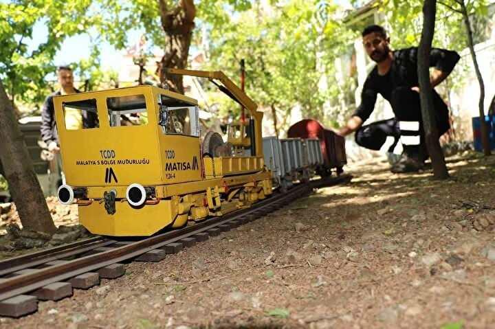 <p>Raylarda gezen, vagon ile lokomotifleri inceleyen Bilgin aynı zamanda binlerce kez tren seyahati yaptı. Hayalini bir türlü gerçekleştiremeyen Bilgin, bunu farklı bir yöntemle ortaya çıkardı.</p>
<p> </p>