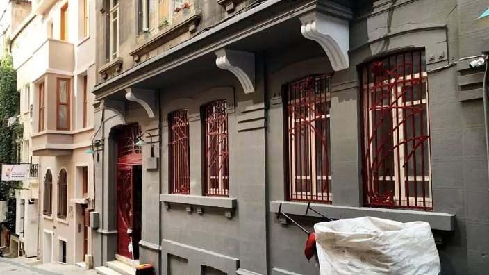 <p><span style="color:#800080"><strong>İstanbul'un ilk kez asansör ve kalorifer kullanılan binası olan apartmanda 1800'lü yıllarda ünlü İtalyan müzisyen Giuseppe Donizetti'nin yaşadığı söyleniyor.</strong></span></p>