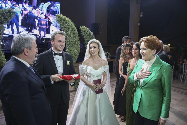 <p>Eski Ulaştırma Bakanı ve MHP İzmir milletvekili Vural'ın oğlu Yavuz Vural ile Ecem Baygün, İncek Arena'da düzenlenen nikah töreniyle dünya evine girdi.</p>
