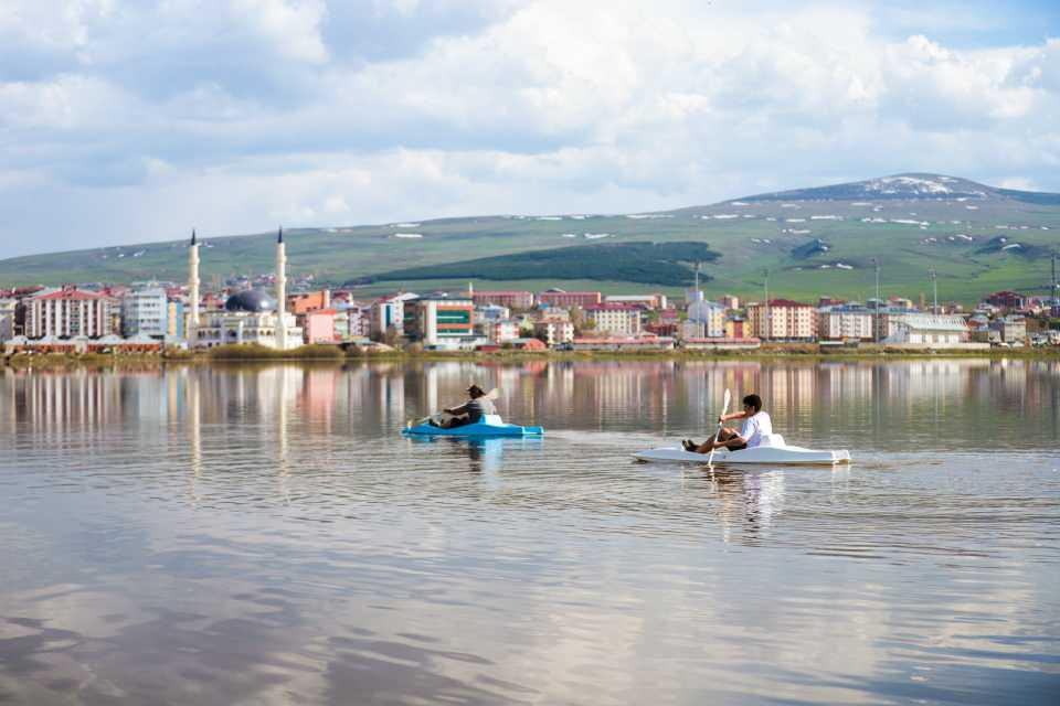 <p>Ardahan'da Kura Nehri taştı. Meralarla kaplı ova da göl oluştu. Bunu fırsata çeviren Üniversite öğrencileri kano keyfini yaşadı.<br />
</p>