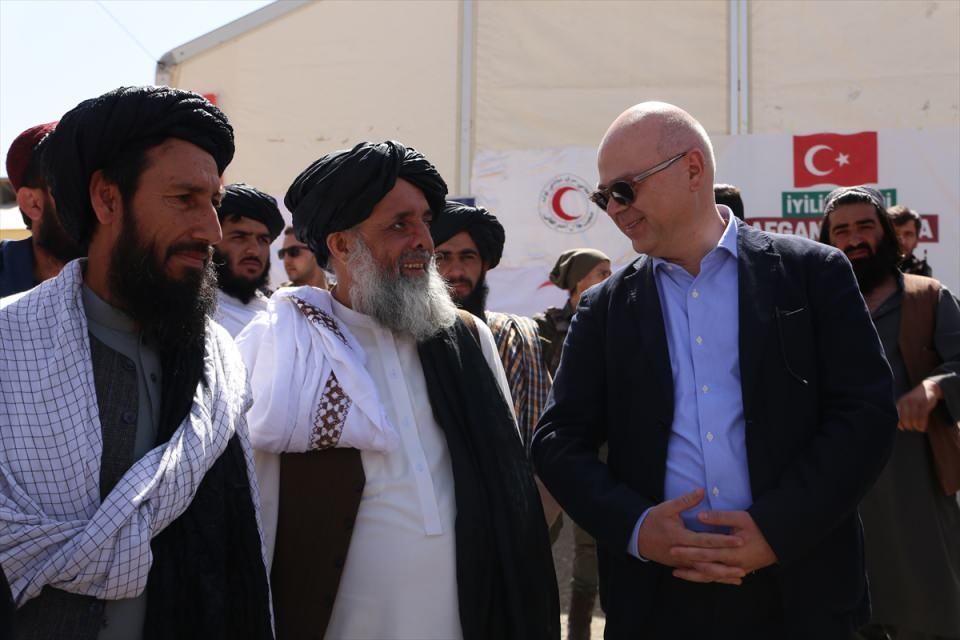 <p>Törenin ardından, Türkiye'den Afganistan'a, insani ihtiyaçların karşılanmasına katkı amacıyla gönderilen "İyilik Trenleri"nin 4'üncüsünün taşıdığı malzemelerden bir kısmı burada yaşayan 350 aileye teslim edildi.</p>
<p> </p>