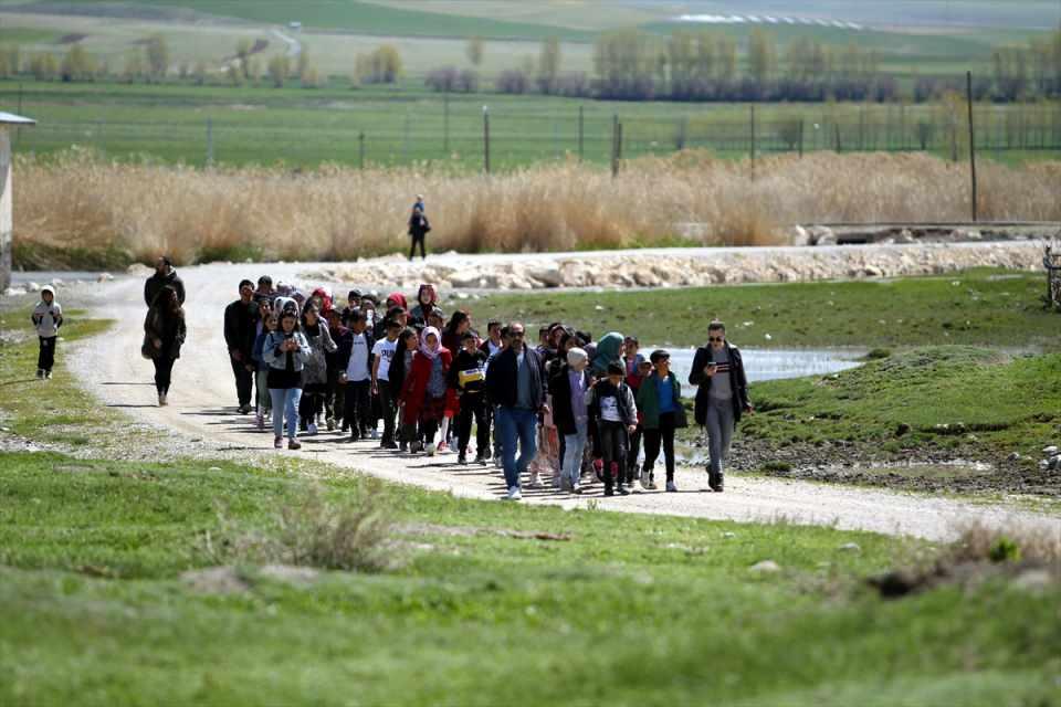 <p>Öğrencilerin meraklı bakışları arasında alana getirilen kartal, uzun süren tedavinin ardından özgürlüğe kanat açtı.</p>
<p> </p>