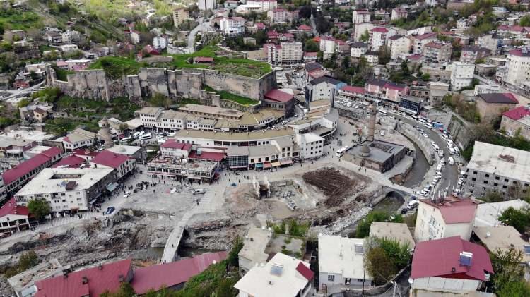 <p><strong>Vali Çağatay'tan seyir terası müjdesi</strong><br />
<br />
Bitlis Valisi Oktay Çağatay, vatandaşlardan çok sayıda Bitlis Kalesi ile ilgili soru aldıklarını da sözlerine ekleyerek, konuşmasına şöyle devam etti:<br />
“Bu yürüttüğümüz çalışmalarla beraber tabi Bitlis Kalesi de çok muazzam bir şekilde kendini gösterdi.</p>
