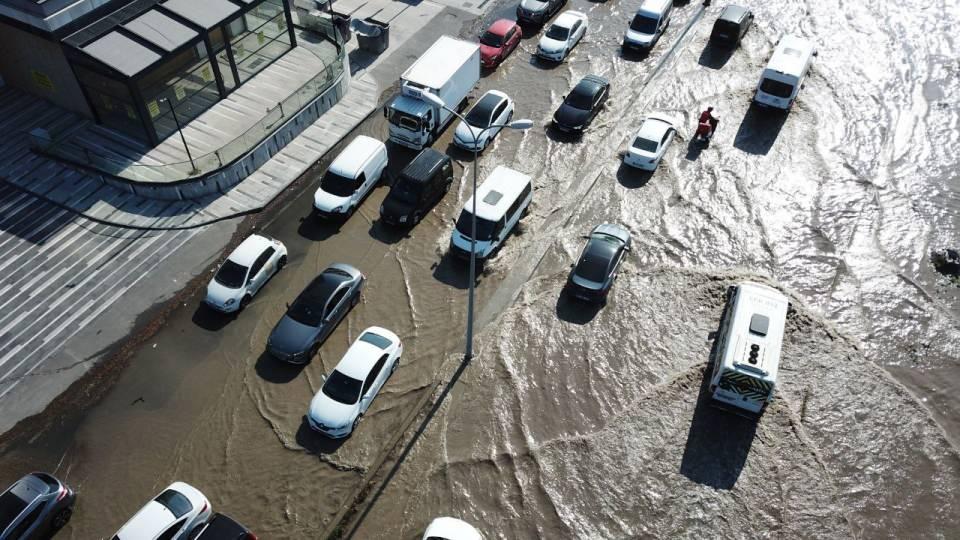 <p>Yeşilkent ile Bahçeşehir Bağlantı yolunun kenarındaki İSKİ'ye ait Şahintepe isale hattında vantuz patlaması sonucu yollar göle döndü.  </p>

<p> </p>
