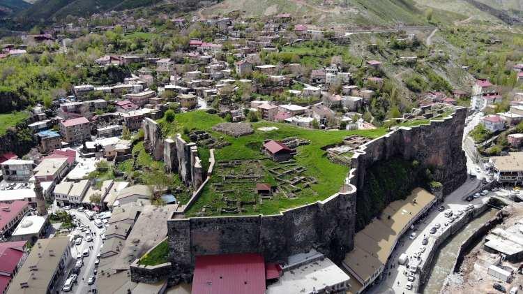 <p>Bu yıkım faaliyetinden sonra onlarında ihaleleri yapıldı. Şu anda müteahhit firmalar girdi çalışıyorlar. Onlar bu yılsonuna yetişmeyecek ama 2023 yılı sonuna kadar bitmiş olacak. Netice itibari ile esasen çok güzel bir tarihi alanı biz Bitlis’e, tüm Türkiye’ye ve dünyaya hediye etmiş olacağız. Çok sayıda vatandaşımız Bitlis’i merak edip gelmek istiyor. </p>
