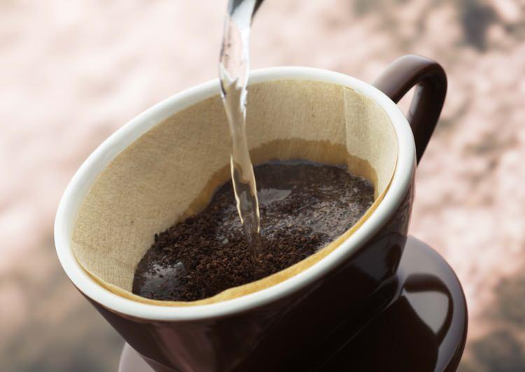 <p><strong>Uyku halinden kurtulmak için tercih edilen filtre kahveyi bazıları abartarak aç karna tüketir. Son yıllarda bilim insanları kahvaltı öncesi filtre kahve tüketenlerin tüketmeyenlere oranla daha sık hastalandığını vurguladı. </strong></p>
