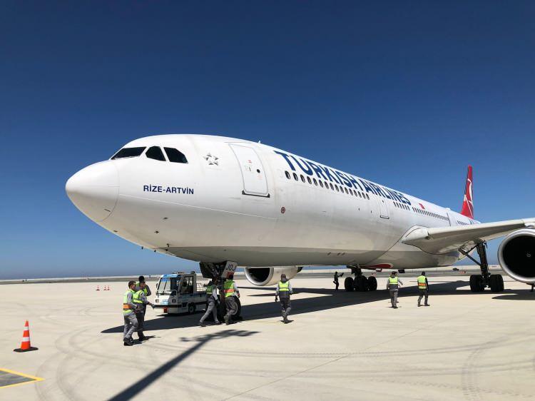 <p>Cumhurbaşkanı Recep Tayyip Erdoğan’ın katılımı ile bugün resmi açılışı yapılacak olan Rize-Artvin Havalimanı’na ilk yolcu uçağı indi.</p>
