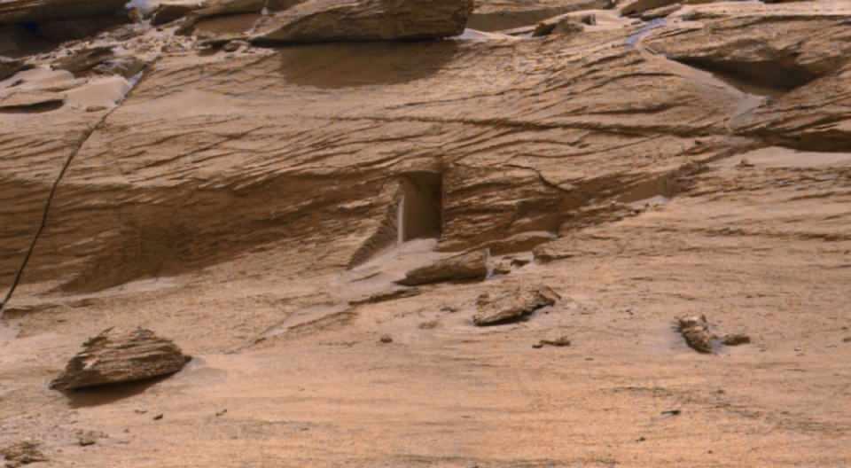 <p>NASA'nın paylaştığı Mars'ta çekilen gizemli geçit fotoğrafı dünyanın gündemine oturmuştu. Mars'ta görenleri hayrete düşüren gizemli geçit fotoğrafının sırrı çözüldü. Peki Mars'taki gizemli kapının sırrı ne?</p>
