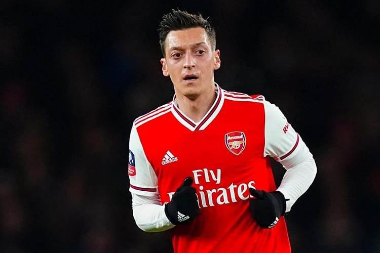 <p><strong>Mesut Özil: Futbolcu – 120 Milyon $</strong><br />
<br />
Dünyanın en yetenekli futbolcularından biri olarak gösterilen Türk asıllı futbolcu Mesut Özil, başarılarıyla olduğu kadar yatırımlarıyla ve astronomik rakamlara ulaşan servetiyle de adından söz ettiriyor. Arsenalli futbolcunun reklam ve sponsorluk gelirleriyle birlikte kasasına yıllık 24 milyon Euro girdiği tahmin ediliyor.Eşi Amine Gülşe ile evlendikten sonra İstanbul’da 10 milyon dolarlık bir ev satın alan genç futbolcunun toplam servetinin 120 milyon doları aştığı tahmin ediliyor. Kızı Eda Özil’in geleceğine yatırım yapmayı ihmal etmeyen başarılı topçu, Almanya, İngiltere ve Türkiye’deki gayrimenkul yatırımlarının yanı sıra dijital teknolojilere de ilgi duyuyor. Kendi mobil oyunları Longest Kick ve Grapplepack’i piyasaya süren yıldız futbolcu, oyun dünyasının geleceğine inandığını belirtiyor.</p>
