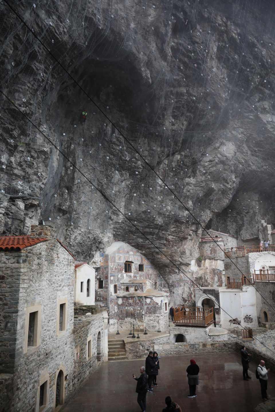 <p>Türkiye'nin önemli tarihi, turistik ve inanç mekanlarından, yerli ve yabancı binlerce turistin ziyaret ettiği, UNESCO Dünya Miras Geçici Listesi'nde yer alan, Trabzon'un Maçka ilçesi Karadağ eteklerindeki Sümela Manastırı'nda; 2016 yılının Şubat ayında restorasyon, çevre düzenlemesi, kayalıkların jeolojik ve jeoteknik bakımdan araştırılması ve güçlendirilmesi projesi başlatıldı. </p>

<p> </p>
