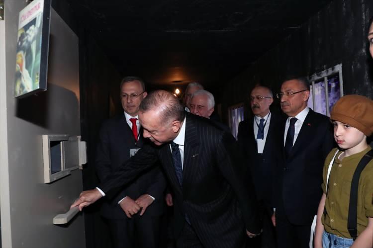 <p>Necip Fazıl Kısakürek denilince ilk akla onun şairliğinin geldiğini söyleyen Cumhurbaşkanı Erdoğan, “Hiç şüphesiz Necip Fazıl Kısakürek deyince önce onun şairliği geliyor. Kendisi herhangi bir şair olmanın ötesinde şairlerin sultanıydı. Bunun yanında emsalsiz bir hatipti. Evlere, kahvehanelere, konferans salonlarına sığmayan bir mücadelenin öncüsüydü. Mutlak hakikati ararken gösterdiği merakı, cesareti, gayreti, azmiyle yaşadığı zamanın karanlıklarını aydınlatan haberiydi. Mazi ile köprülerin atıldığı bir zamanda kitapları, makaleleri, piyesleri, hitabetiyle kabalıkların ve kalabalıkların karşısına çıkmıştı. İnsanların gönül tellerini titreten, kitleleri peşinden sürükleyen yazıları ve sözleriyle aralarında bizim de bulunduğumuz nice nesillerin hayatını etkilemiştir. Mesele hancı yolcu meselesi, biz de bu meselelerde yolcuyuz. Bu handan geçerken bırakacağımız eserler önemli. Üstat bütün dahiler gibi anlaşılması ve anlatılması son derece zor bir sanatkardı.</p>