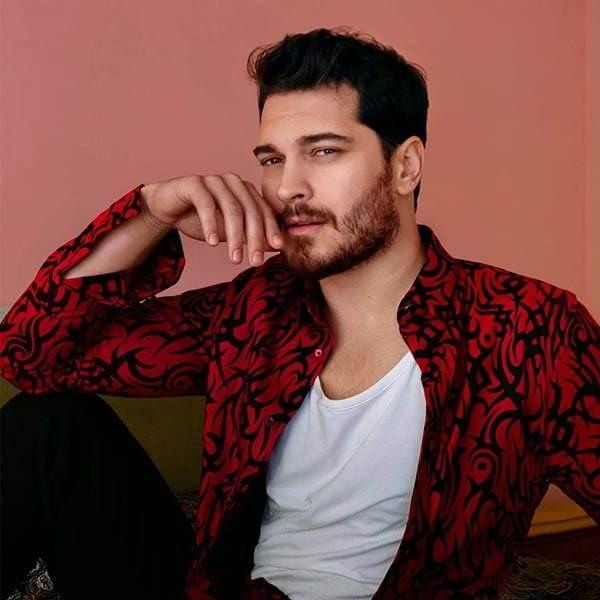 <p><strong>Çağatay Ulusoy: Oyuncu – 35 Milyon $</strong><br />
<br />
Modellikle başladığı kariyerine oyunculukla devam eden Çağatay Ulusoy, Türk televizyonlarının son 10 yılına damga vurmayı başardı. ‘İçerde’ dizisinde Sarp, ‘Adını Feriha Koydum’ dizisinde Emir karakteriyle karşımıza çıkan yakışıklı oyuncu, Netflix’in ilk yerli yapımı ‘Hakan: Muhafız’ dizisinde de başrol oynuyor. Popüler moda dergileri için sık sık objektif karşısına geçen Ulusoy, bu sayede 35 milyon dolarlık astronomik bir servete sahip.Yalnızca Netflix yapımından sezon başına 5 milyon TL’lik ücret alan Ulusoy, reklam gelirleriyle birlikte Türkiye’nin en çok kazanan oyuncularından biri olmayı başarıyor. Pahalı yatıyla görmeye alıştığımız ünlü aktörün klasik otomobil tutkusu da biliniyor. Ünlü oyuncunun yatırım tercihleri arasında gayrimenkul sektörü de var.</p>
