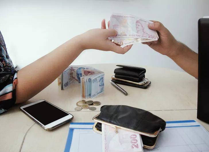 <p><strong>3-FİYAT BELİRLEME</strong></p>
<p>Evin beklentilerinizi karşıladığını düşünüyorsanız sıra fiyat aşamasına. geldi. Yapmanız gerekenler şöyle: Ev fiyatlarının katlandığı bu ortamda fahiş rakamlar ortaya çıktı. Bölgedeki diğer ilanları inceleyin ve fiyatlar hakkında fikir sahibi olun. Pazarlık edin. Konutların ilana çıkış fiyatı ile gerçekleşen satış fiyatları arasında yüzde 5 ile 20 arasında fark oluşuyor. Satış fiyatına tapu harcı, Katma Değer Vergisi (KDV) gibi harç ve vergilerin dahil olup olmadığını öğrenin. Aidatlar kiralarla yarışıyor. Aidatın ne kadar olduğunu ve aidata hangi kullanımların dahil olduğunu araştırın.</p>