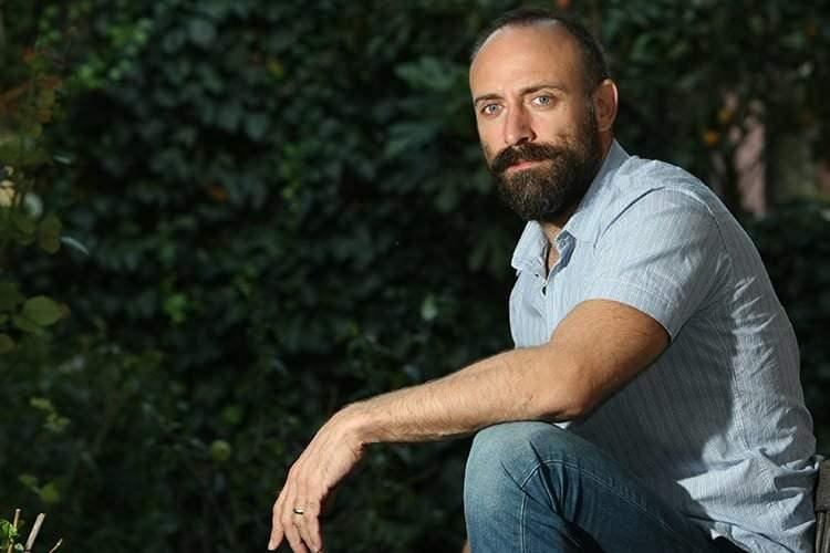 <p><strong>Halit Ergenç: Aktör – 28 Milyon $</strong><br />
<br />
Ünü Türkiye sınırlarını aşan oyunculardan biri olan Halit Ergenç, tiyatroculuktan gelerek kariyer basamaklarını tırmana, emektar bir sanatçı. Özellikle Muhteşem Yüzyıl dizisinde canlandırdığı ‘Sultan Süleyman’ karakteriyle efsaneleşen Ergenç, bu sayede birçok Avrupa ülkesinde, Amerika’da ve Arap ülkelerinde hayran kitlesine ulaştı. Öyle ki eşi Bergüzar Korel, eğlenceli bir dille Cardi B gibi dünya yıldızlarına eşinin kim olduğunu hatırlatmak durumunda kalıyor.Altın Kelebek Ödülleri’nin aranan ismi haline gelen Halit Ergenç, tüm bu başarıları sayesinde en çok kazanan ünlüler arasına da adını yazdırıyor. Ünlü oyuncunun servetinin 28 milyon $ olduğu tahmin ediliyor. Evlendikten sonra oldukça mütevazı ve sade bir hayatı tercih eden Ergenç, klasik otomobillere ve şatafatlı malikanelere yatırım yapmayı ihmal etmiyor.</p>
