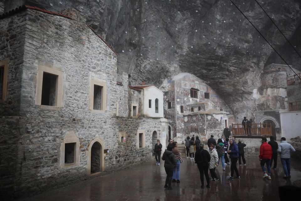 <p>Restorasyon sırasında keşfedilen gizli şapele ise ulaşma çalışmaları sürüyor. Patika yolla ulaşılacak şapel, restorasyonun ardından ziyarete açılacak. Demirören Haber Ajansı (DHA) tarafından görüntülenen saklı mekanlarda yerli-yabancı ziyaretçiler ağırlanıyor.</p>
