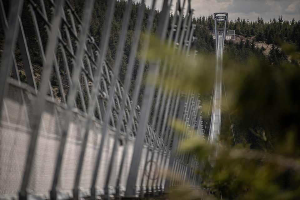 <p>Dünyanın en uzun asma köprülerinden bir olan "Sky Bridge 721" ziyaretçilerine kapılarını açtı. </p>