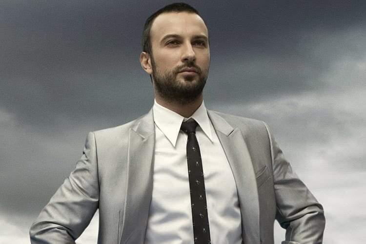 <p><strong>Tarkan Tevetoğlu: Müzisyen – 60+ Milyon $</strong><br />
<br />
Konser gelirleri, albüm satışları ve reklam gelirleri sayesinde 60 milyon doların üzerinde bir servete sahip.  İngiltere’de 10 milyon dolarlık lüks bir köşke sahip olduğu söylenen Tarkan’ın, yatırımlarının tamamını işine ve gayrimenkule yaptığı biliniyor. Kameralardan uzak bir hayat süren Tarkan, eşi Pınar Dilek ve kızı Liya ile oldukça sade bir hayat sürüyor.</p>
