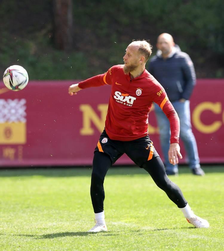 <p>Semih Kaya<br />
<br />
Yaş: 31<br />
<br />
Güncel Kulüp: Galatasaray</p>
