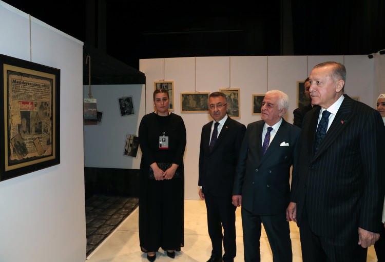 <p>Cumhurbaşkanı Recep Tayyip Erdoğan, Atatürk Kültür Merkezi'nde Necip Fazıl Kısakürek Kültür ve Araştırma Vakfı'nın düzenlediği "Bir Şiir Bir Hayat-Zindandan Mehmed'e Mektup Sergisi"'nin açılış törenine katıldı.</p>
