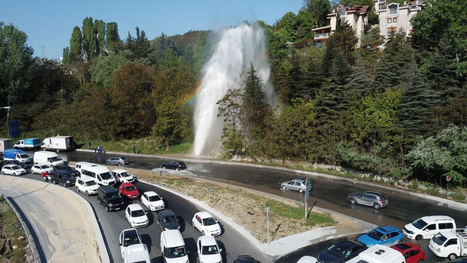 <p>Başakşehir Yeşilkent Mahallesi bağlantı yolunda İSKİ'ye ait isale hattında patlama sonucu yollar göle döndü.</p>