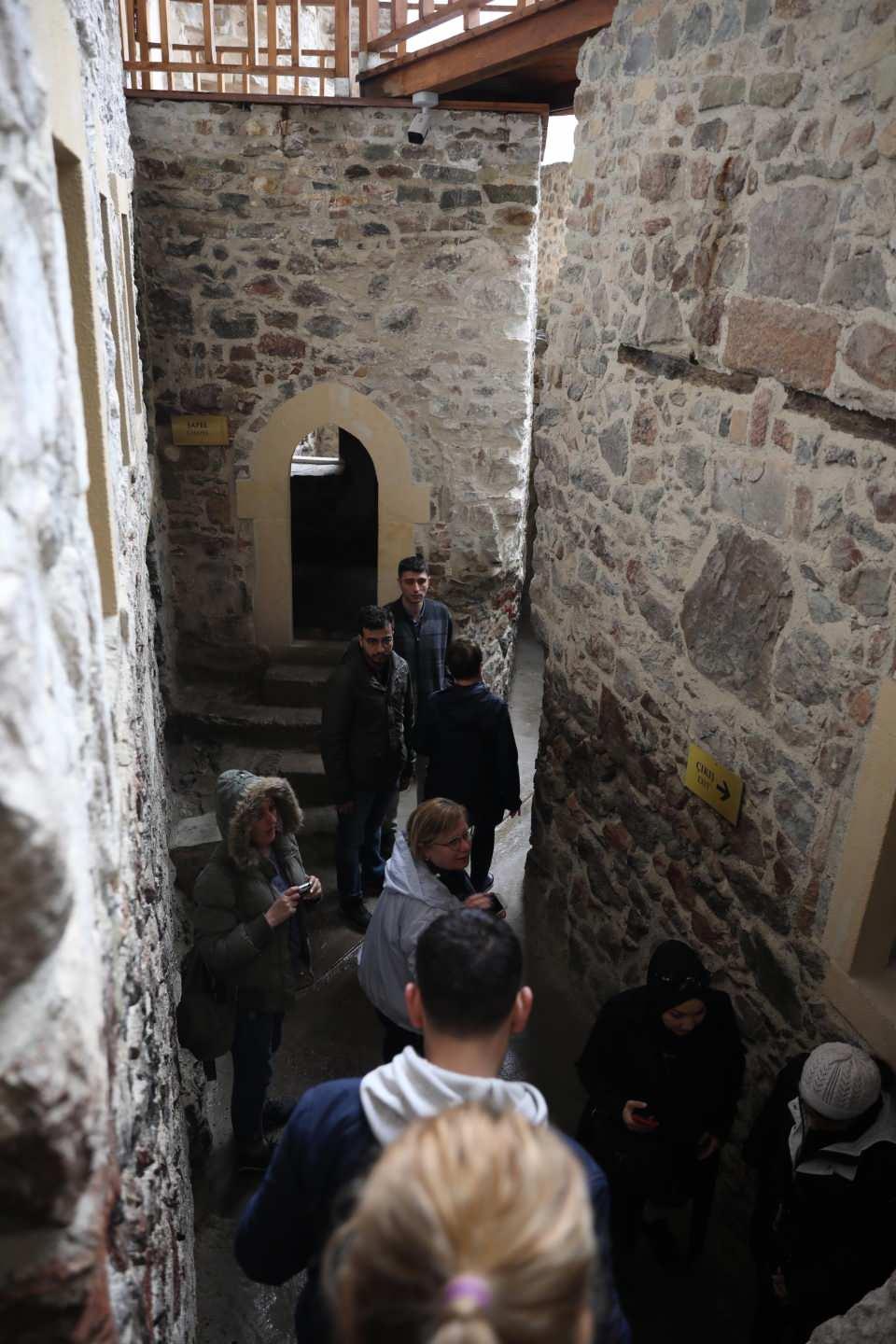 <p>Manastıra girenler dolaştıkları alanlarda hem görevliler hem de kurulan ekranlar aracılığı ile tarihi yapı hakkında bilgilendiriliyor.</p>
