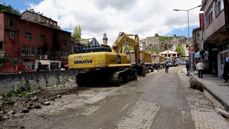 <p>Bitlis Deresi üzerinde şu anda çok ciddi bir çalışma yürütüyoruz. Geçtiğimiz yıllarda dere üzerine yerleşmiş bulunan imara aykırı ve dere üzerinde risk teşkil eden binaları geçen yıl ağustos ayında Çevre, Şehircilik ve İklim Değişikliği Bakanlığının talimatı ile yıkmak ve boşaltmak durumunda kalmıştık. </p>