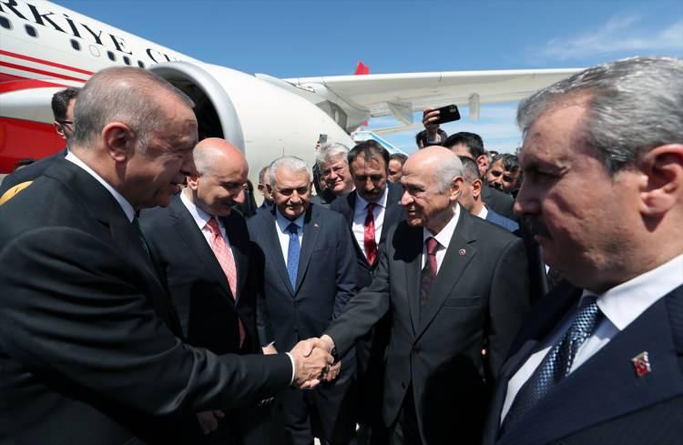 <p>Rize-Artvin Havalimanı açılışı, Cumhurbaşkanı Recep Tayyip Erdoğan, Azerbaycan Cumhurbaşkanı İlham Aliyev ve MHP Genel Başkanı Devlet Bahçeli'nin katılımı ile gerçekleşti.</p>
