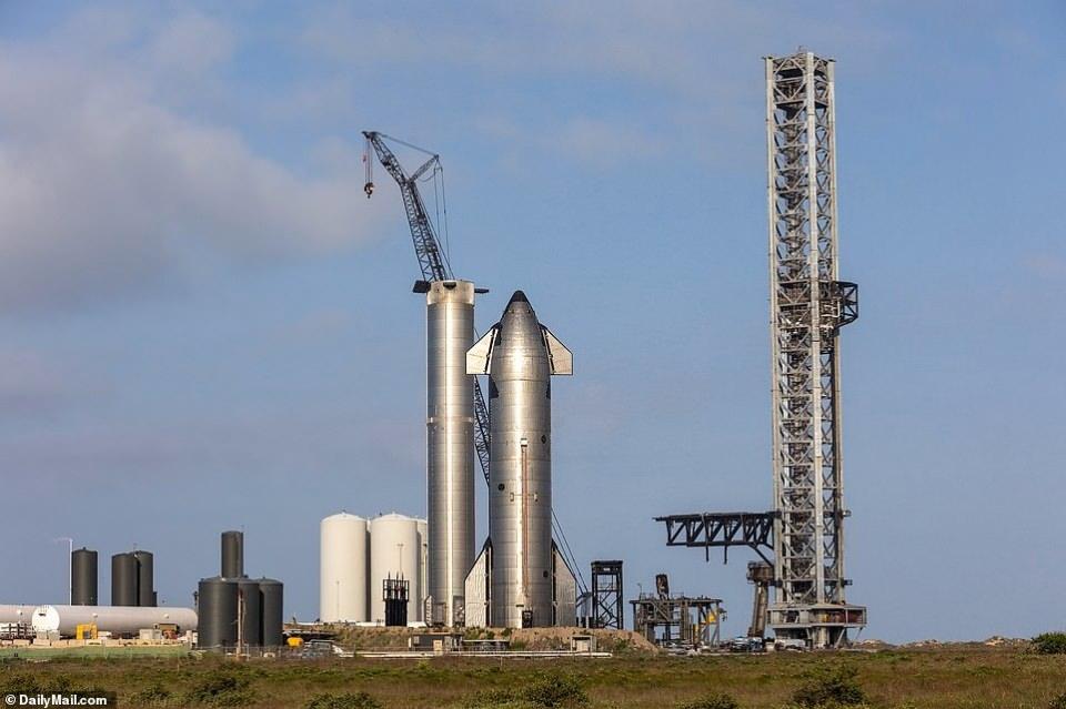 <p>Artık bir evim olmayacak.” yazmıştı. Musk’ın o dönemden beri bu mütevazı ev dışında sahip olduğu mülkü bulunmuyor.</p>