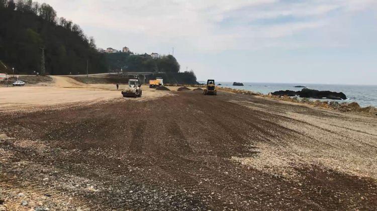 <p><strong>1 SİVİL, 2 ASKERİ APRON</strong></p>
<p> </p>
<p>Yıllık 3 milyon yolcu kapasiteli havalimanında, 300'e 120 metre ve 120'ye 120 metre taş ahşap karışımlı yerel mimari motiflerin kullanıldığı sivil apronun yanı sıra Türk Hava Kuvvetleri ile Sahil Güvenlik Komutanlığı için de 2 apron daha inşa edildi. Yurt içi ve yurt dışı uçuşların yapılabileceği 3 bin metre uzunluğunda, 45 metre genişliğinde pistle 265 metreye 45 metre ölçülerinde taksi yolunun yer aldığı Rize-Artvin Havalimanı, 47 bin 133 metrekare kapalı alandan oluşuyor. Havalimanı 3 milyon metrekare alanıyla Türkiye'nin 783 bin 562 kilometrekare olan yüz ölçümünü de değiştirdi.</p>