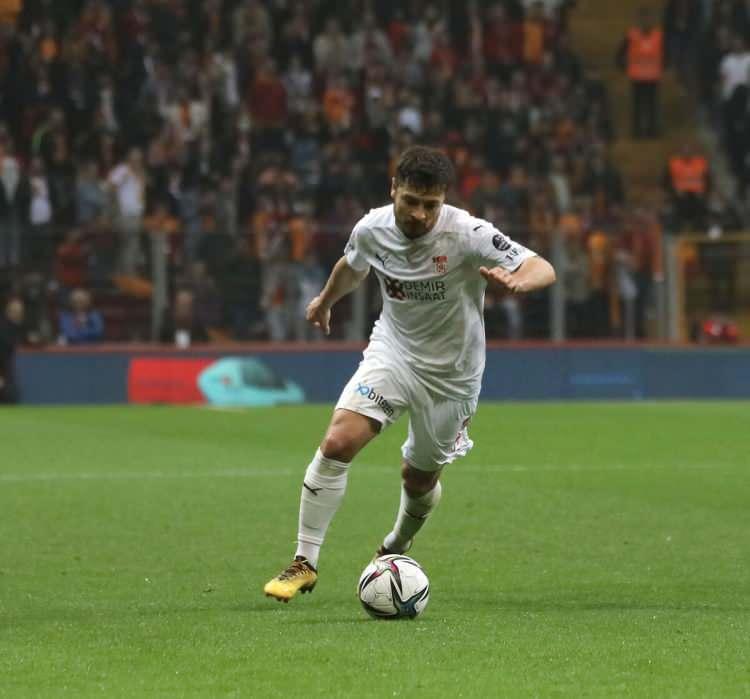 <p>Ahmet Oğuz<br />
<br />
Yaş: 29<br />
<br />
Güncel Kulüp: Sivasspor</p>
