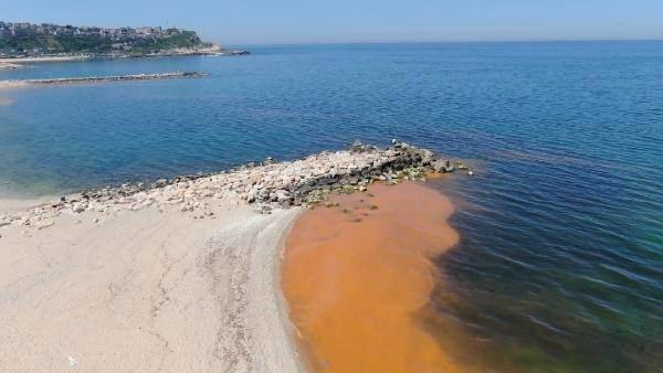 <p> Arnavutköy Karaburun Sahili'nde, deniz suyunun rengi bölüm bölüm turuncu ve kızıla döndü. </p>
