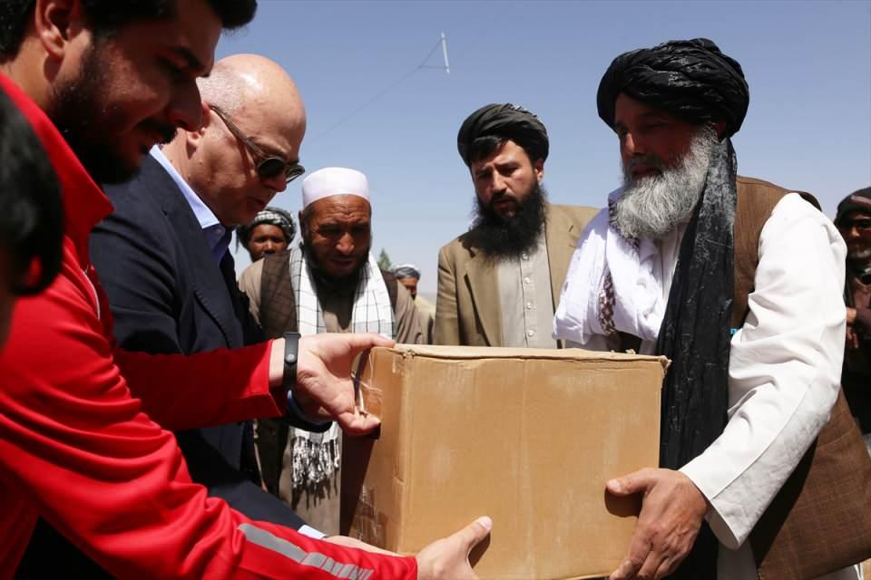 <p>Türkiye ve Türk kurumlarının Afgan halkına yardımlarının süreceğini kaydeden Erginay, "Bugünün koşullarında Afganistan'ın ihtiyacı olan insani yardımlardır. Onun için bugünlerde insani yardıma odaklandık. İleride koşullar elverdiğince, imkanlarımız ölçüsünde farklı alanlarda yardımlara da devam edeceğiz. Türkiye her zaman Afganistan'ın ve Afgan halkının yanındadır ve böyle de devam edecektir." dedi.</p>

<p> </p>

