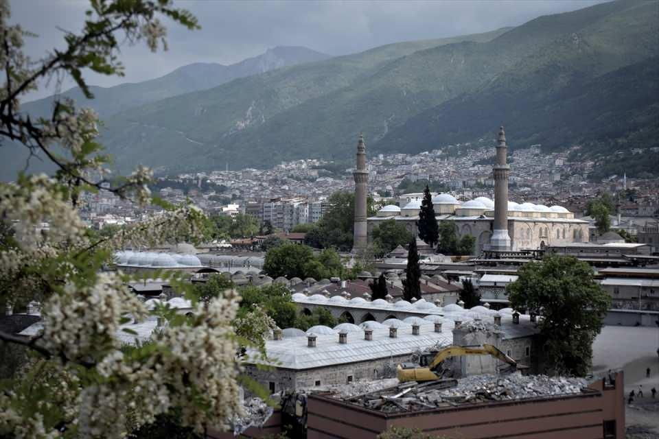 <p><strong>Ulu Cami'nin rehbersiz şekilde akıllı telefonla beraber gezilebileceğini dile getiren Şanlı, şöyle konuştu:</strong></p>

<p>"Hurafelerden arındırılmış, tamamen ilmi araştırmalara dayalı, ben, Uludağ Üniversitesi İlahiyat Fakültesi öğretim görevlileri Prof. Dr. Bilal Kemikli ve Prof. Dr. Mustafa Kara hocamızın çalışmalarıyla beraber, Bursa Büyükşehir Belediye Başkanımız Alinur Aktaş'ın da bu konudaki desteğini alarak, iOS ve Android uygulamalarını indirmek suretiyle Ulu Cami'ye gelen ziyaretçilerimizin rehbersiz bir şekilde Ulu Cami'yi gezmelerini sağladık."</p>
