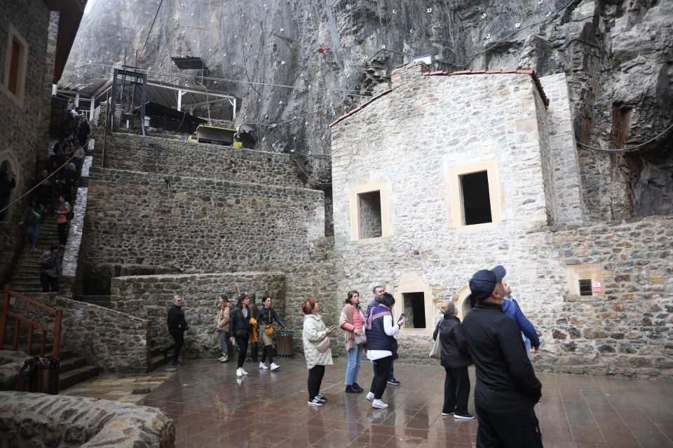 <p><strong>SAKLI ALANLAR GÜN YÜZÜNE ÇIKTI</strong></p>

<p>Manastırdaki restorasyon sırasında saklı mekanlar da gün yüzüne çıkarıldı. Ana Kaya Kilisesi’nin sağında yer alan 10 şapel, çan kulesi, misafirhane, keşiş ve öğrenci odaları, mahzen ve benzeri yapılar manastır tarihinde ilk kez tüm alanlarıyla ziyarete açılmış oldu. </p>
